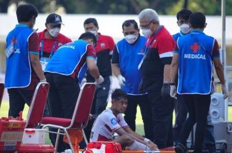 Moch Kevy Syahertian ketika dirawat di pinggir lapangan. (Foto: Madura United)