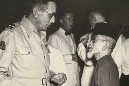 H Agus Salim sedang berdiplomasi di masa Revolusi Indonesia. (Foto: sejarah nasional)