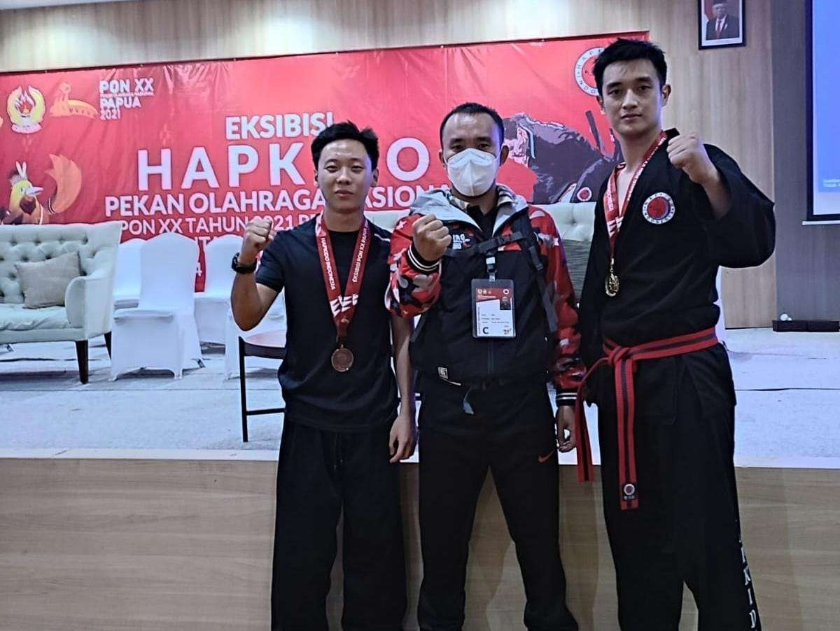 Dua atlet Hapkido Jatim yang berhasil meraih medali emas dan perunggu di laga eskibisi PON XX Papua. (Foto: dok. Hapkido)