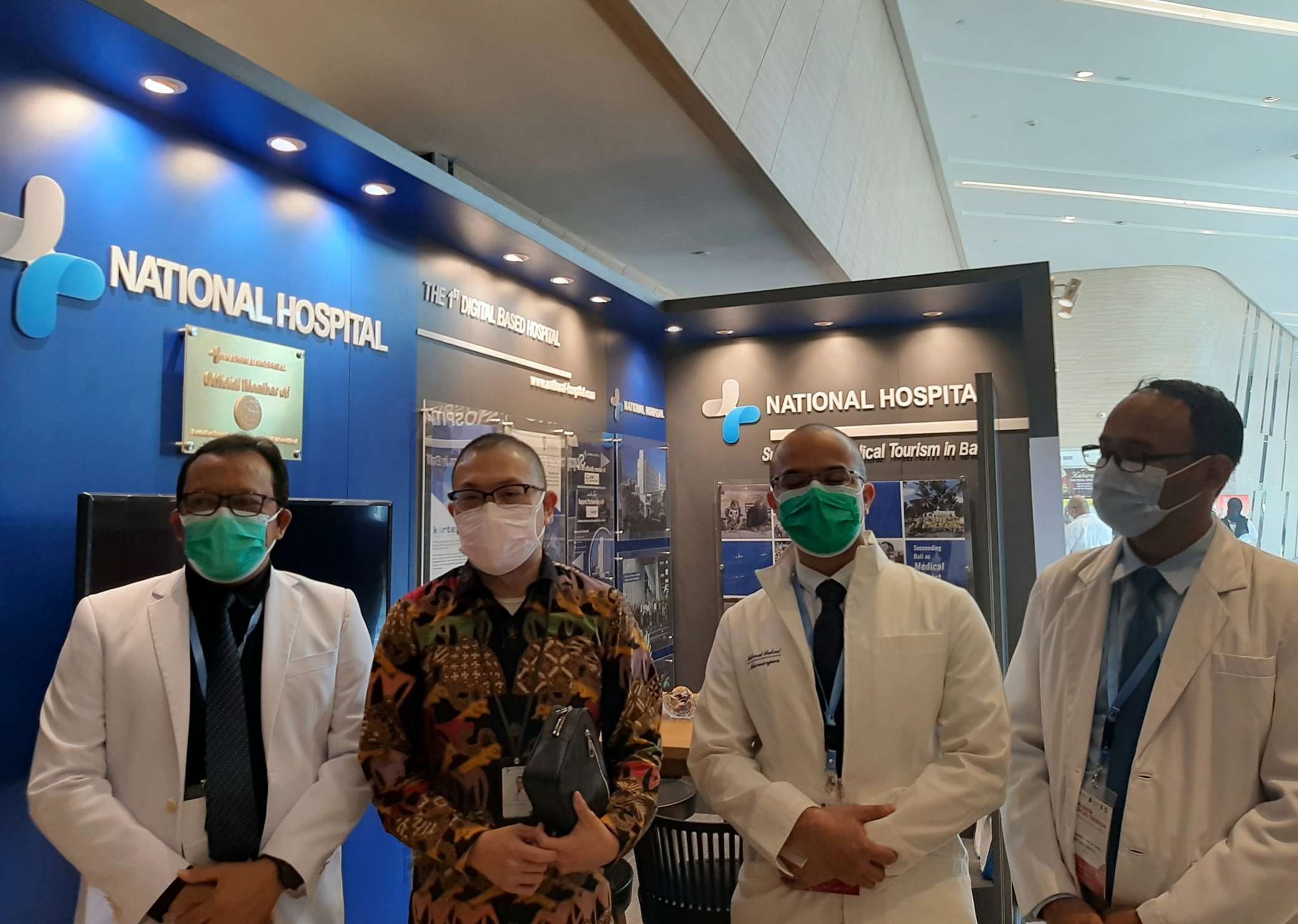 Prof Hans, Ceo National Hospital Surabaya (Tengah) bersama jajaran dokter. (Foto: Pita Sari/Ngopibareng.id)