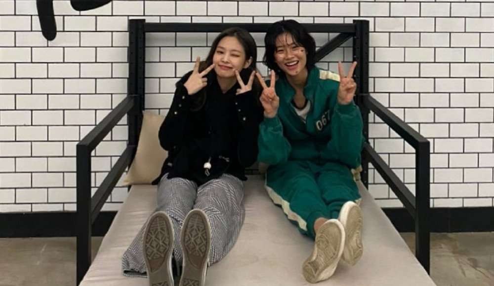 Jennie BLACKPINK pernah mengunjungi sahabatnya, Jung Ho Yeon di lokasi syuting drakor Squid Game. (Foto: Instagram @jennierubyjennie)