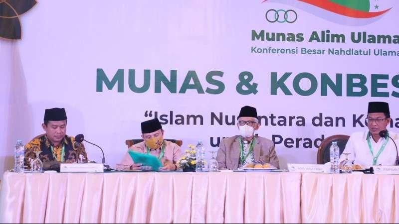 KH Miftachul Akhyar, Rais Aam PBNU, saat memimpin satu rapat Munas Konbes NU di Jakarta, 2021. (Foto: Istimewa)