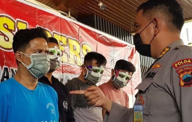 Tersangka kasus prostitusi sesama jenis berinisal D saat rilis kasus di Polda Jateng di Semarang. (Foto: Ant)