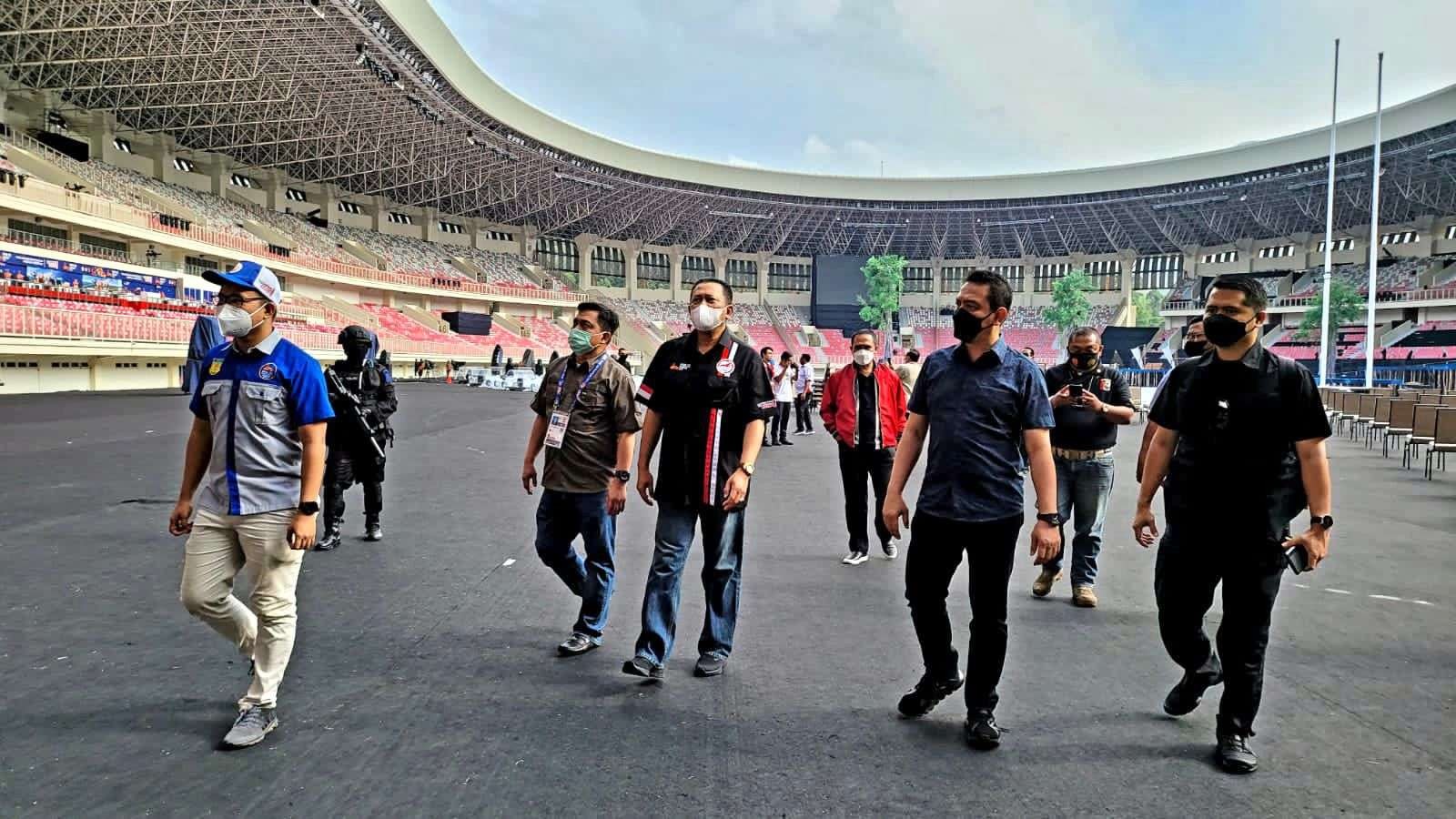 Ketua MPR Bambang Soesatyo meninjau stadion utama Lukas Enembe, jelang pembukaan PON XX Papua. (Foto: Istimewa)