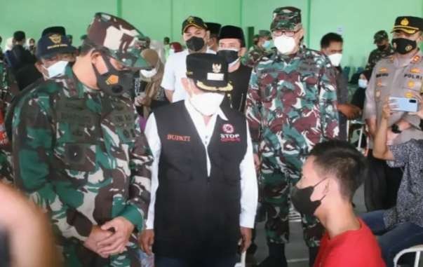 Pangdam V/Brawijaya Mayjen TNI Suharyanto didampingi Bupati Karna Suswandi meninjau vaksinasi Covid-19 di Situbondo. (Foto: Istimewa)