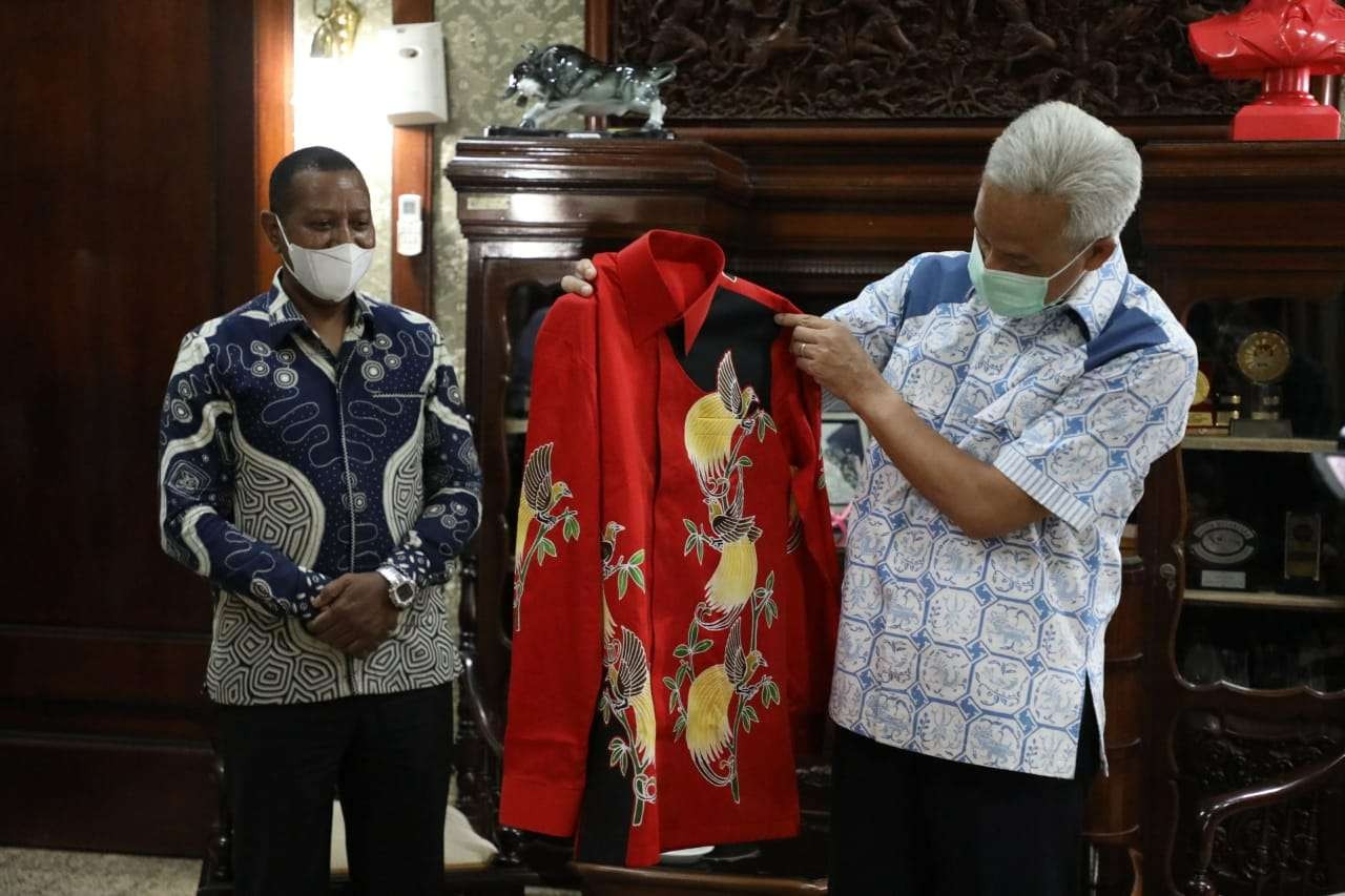 Ganjar Pranowo saat menerima cinderamata berupa baju batik dari Rektor Universitas Cendrawasih Papua, Apolo Safanpo. (Foto: Istimewa)