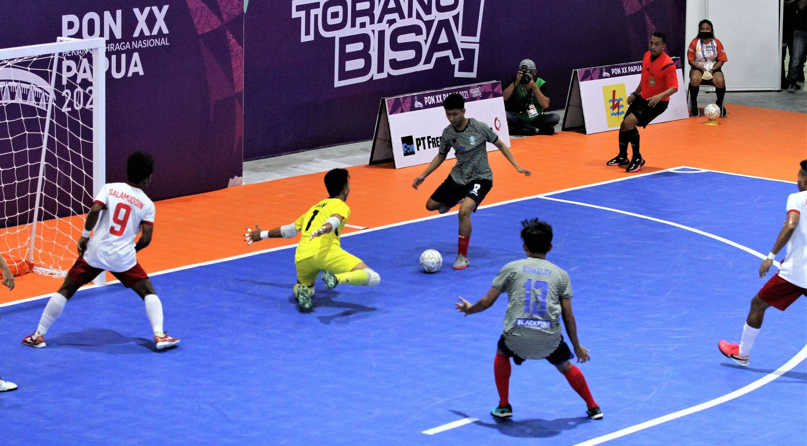Tim Futsal Jatim berhasil mengandaskan perlawanan Maluku Utara di pertandingan ketiga cabor futsal di PON XX Papua. (Foto: Rizal Arnas/Ngopibareng.id)