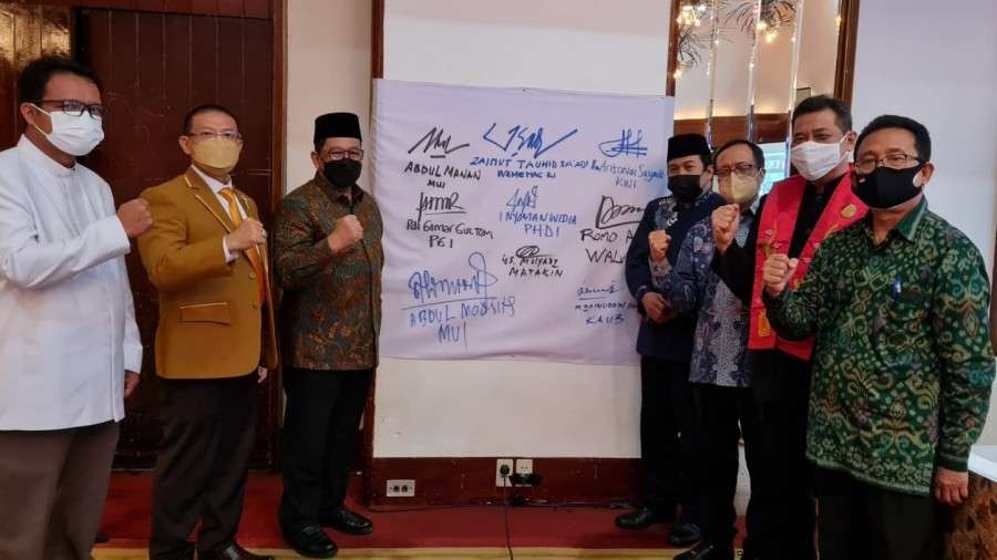Wamenag Zainut Tauhid Sa'adi bersama para tokoh agama, Jakarta, Senin 27 September 2021. (Foto: kemenag)