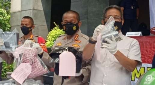 Kabid Humas Polda Metro Jaya, Kombes Pol Yusri Yunus, memperlihatkan barang bukti  dalam keterangan pers. (Foto: Dok Humas)