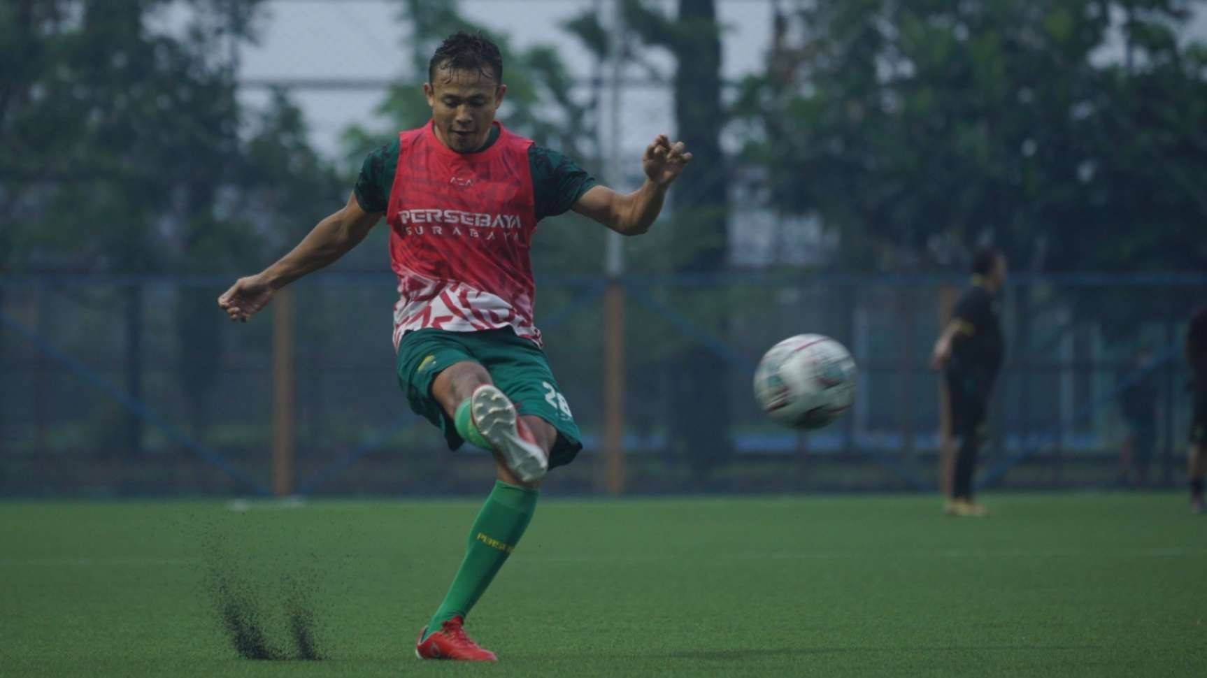 Pemain Persebaya yang juga Pemain Timnas Indonesia, Arif Satria saat menjalani latihan bersama tim. (Foto: Persebaya)