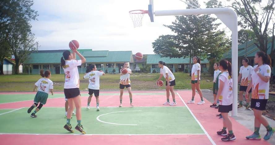 Tim bola basket putri Jatim saat berlatih. (Foto: Rizal Arnas/Ngopibareng.id)