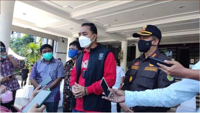 Walikota Surabaya Eri Cahyadi saat diwawancarai wartawan. (Foto: Fariz Yarbo/Ngopibareng.id)