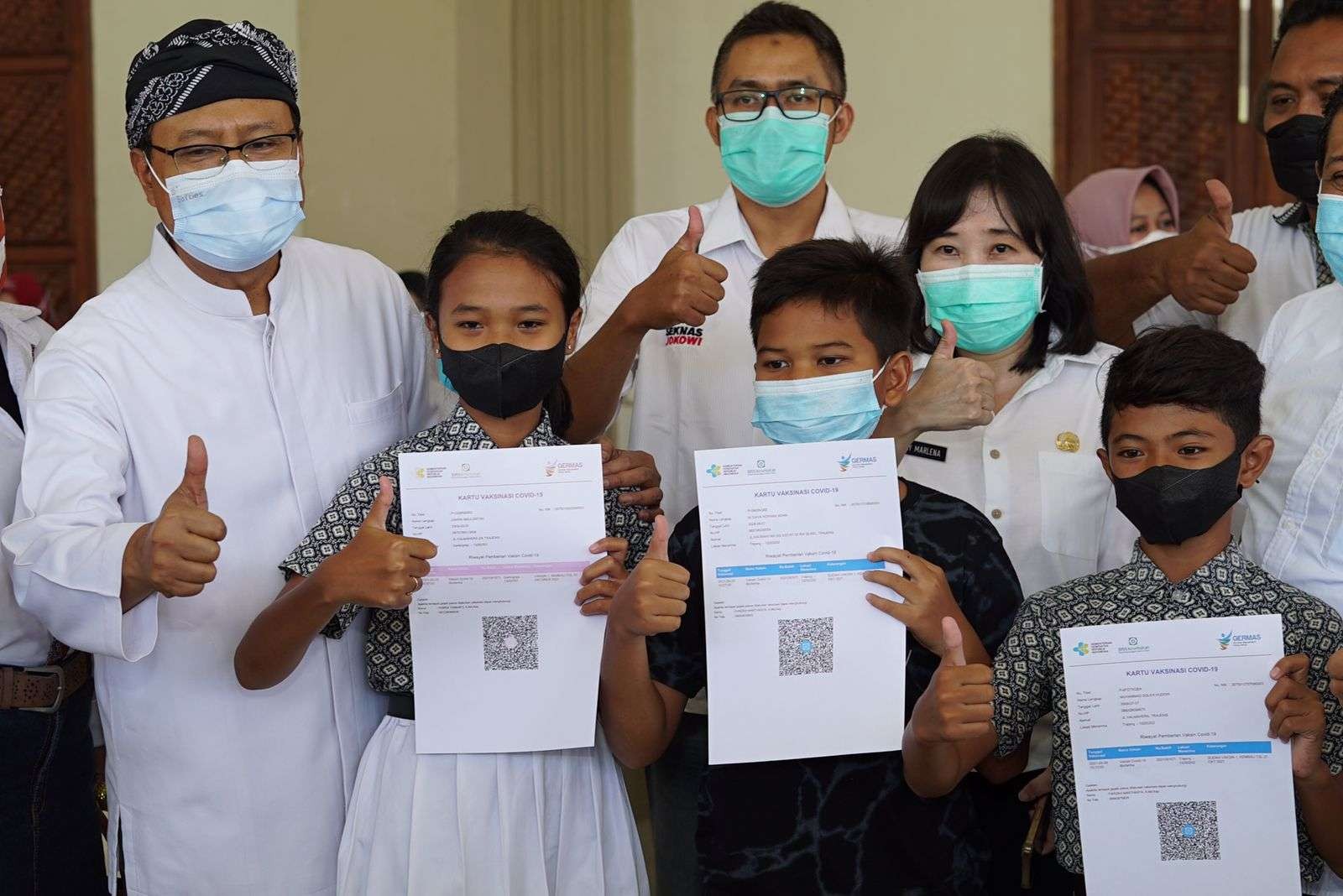Walikota Pasuruan Saifullah Yusuf atau Gus Ipul (kiri) menyaksikan proses vaksinasi udai Kota Pasuruan mendapatkan bantuan 5.000 vaksin Covid-19. (Foto: Istimewa)