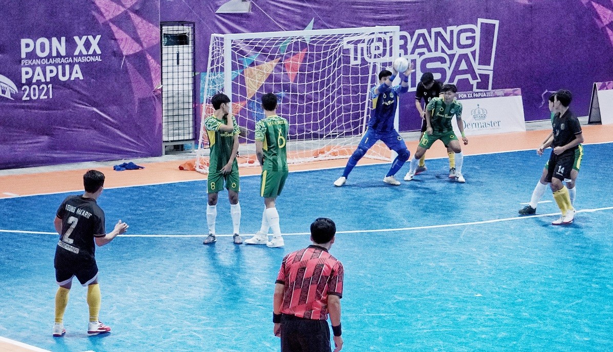 Pemain Jatim (biru) tak membiarkan pemain Jabar (hijau) melewatinya. (Foto: Fahrizal Arnas/Ngopibareng.id)