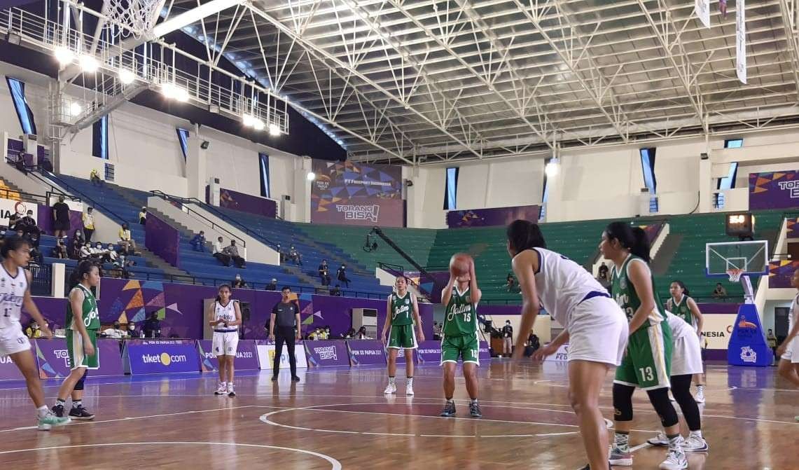 Ameilia Ryan Ayu Ardhany mencetak double-double saat tim bola basket putri Jatim menang atas tim putri Jateng di laga perdana Grup X PON XX Papua. (Foto: Istimewa)
