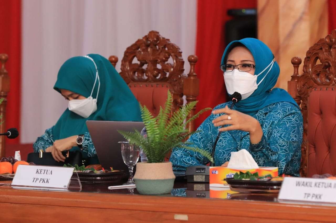 Fatma Saifullah Yusuf, istri Walikota Pasuruan, memberikan pengarahan pada kader-kader Posyandu di Kota Pasuruan. (Foto: Dok. Dinas Kominfo Kota Pasuruan)