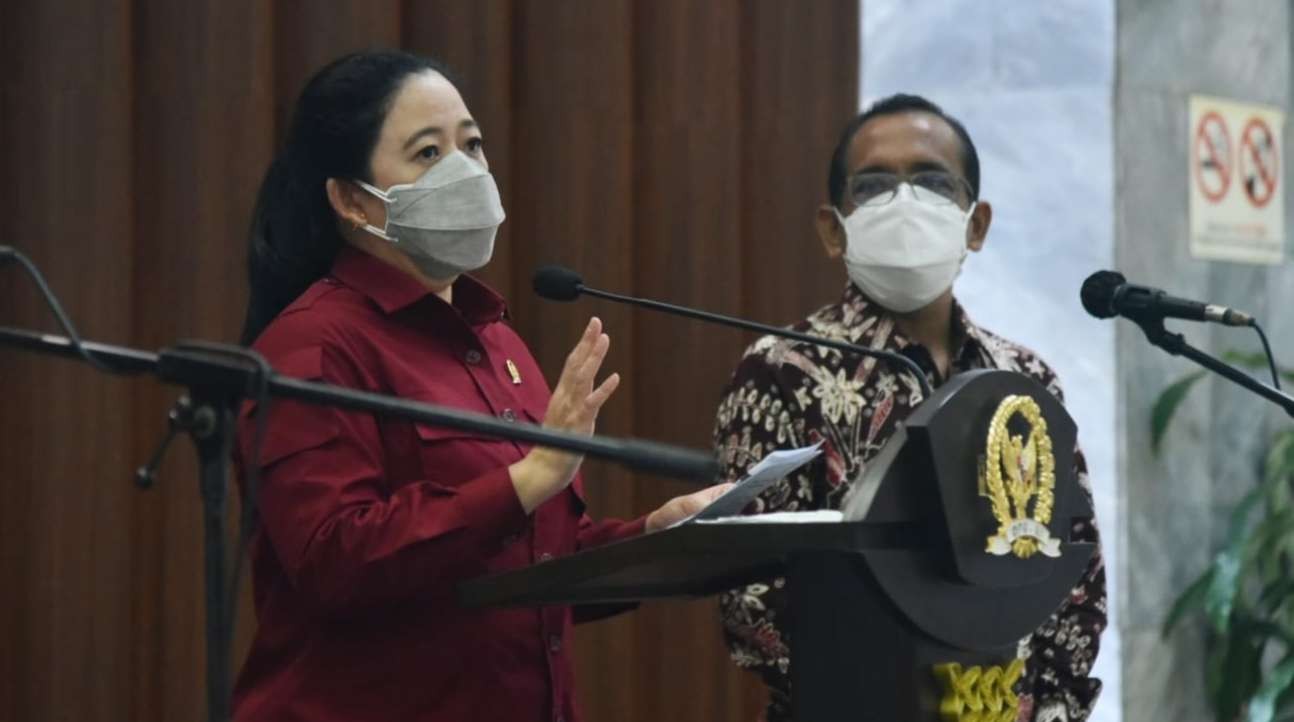 Ketua DPR RI Puan Maharini menerin Surpres soal RUU pemindahan Ibu Kota Negara dari Menseneg M Pratikno (foto : Istimewa)