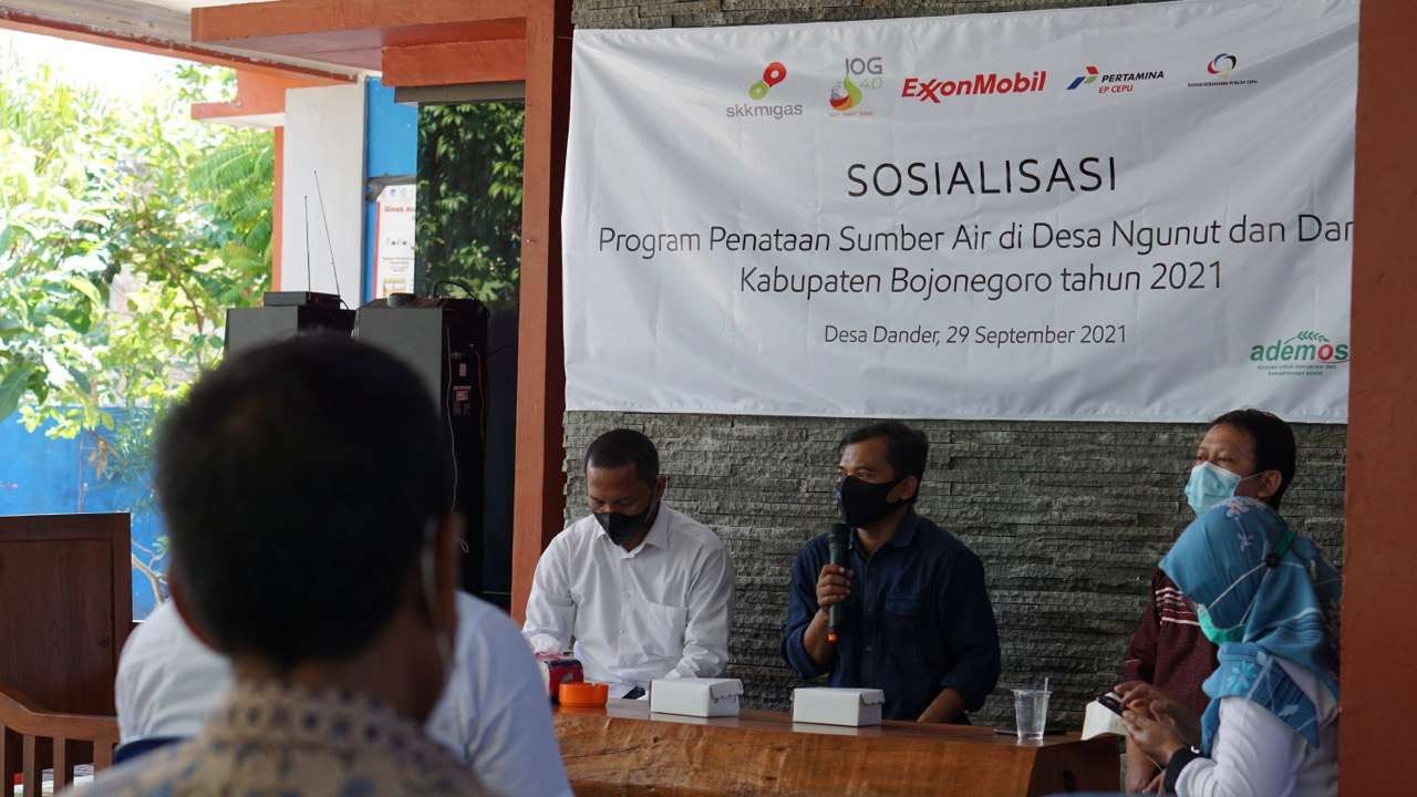 Sosialisasi penataan sumber air bersih di Desa Ngunut dan Desa Dander Bojonegoro. (Foto: Dok. Ademos-EMCL)