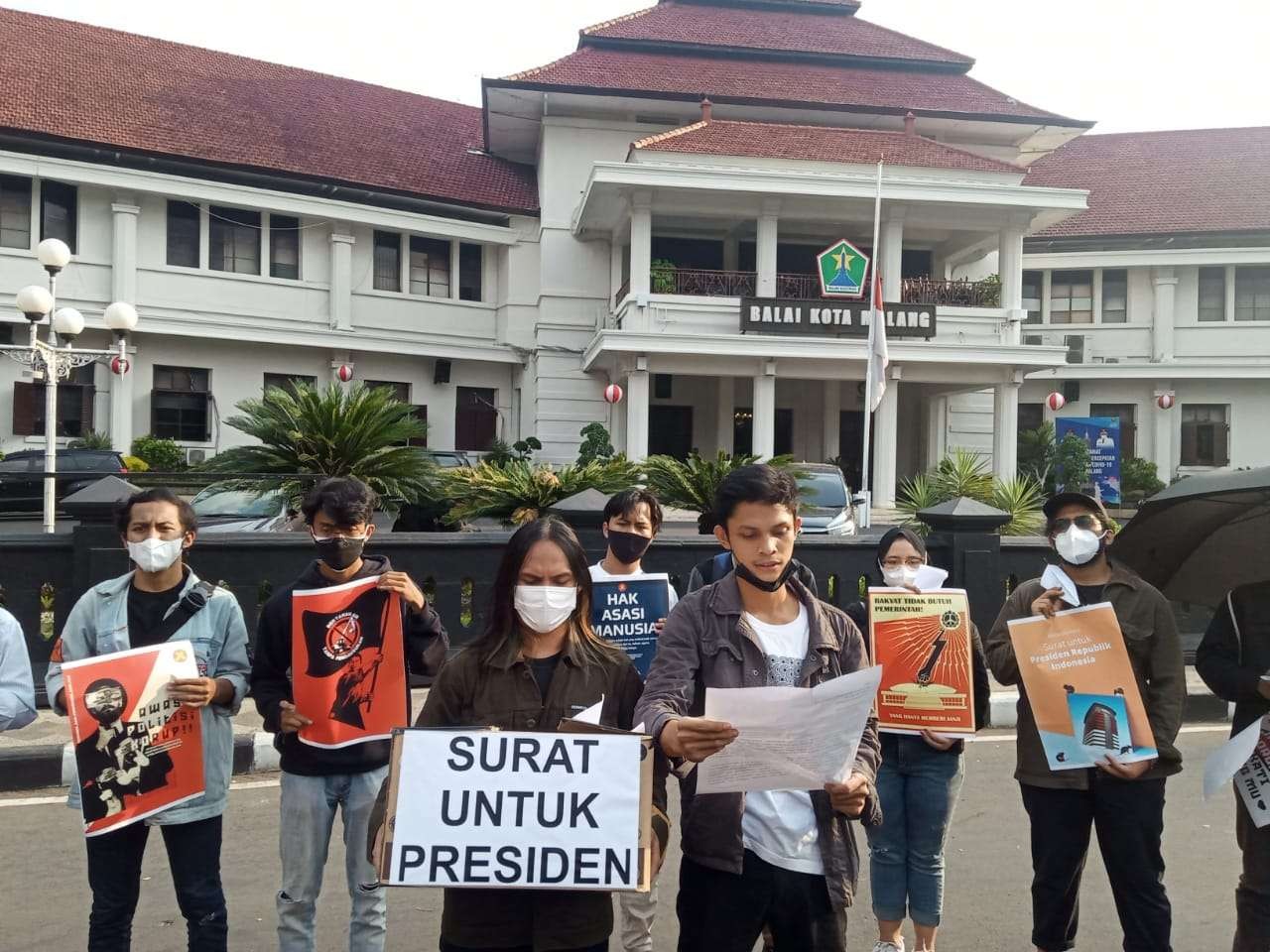 Massa dari Aliansi Suara Rakyat saat menggelar aksi kamisan di depan Balaikota Malang (Foto: Lalu Theo/ngopibareng.id)