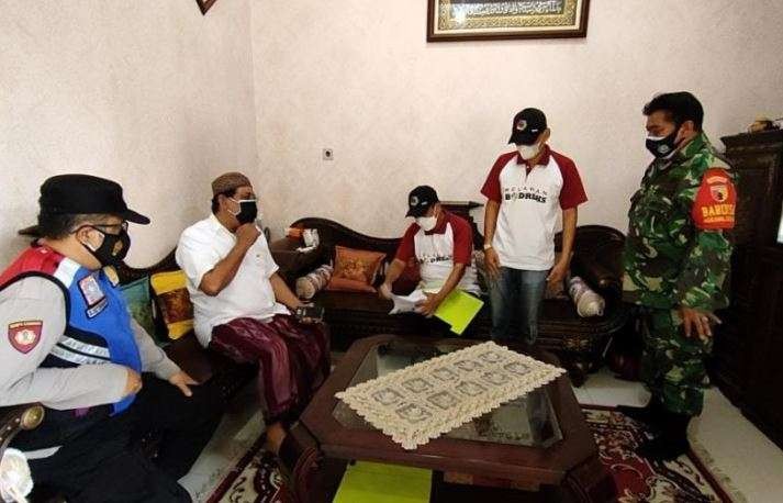 Tim Bodreks Rungkut Mapan Barat sedang mendata warga. (Foto: Antara)
