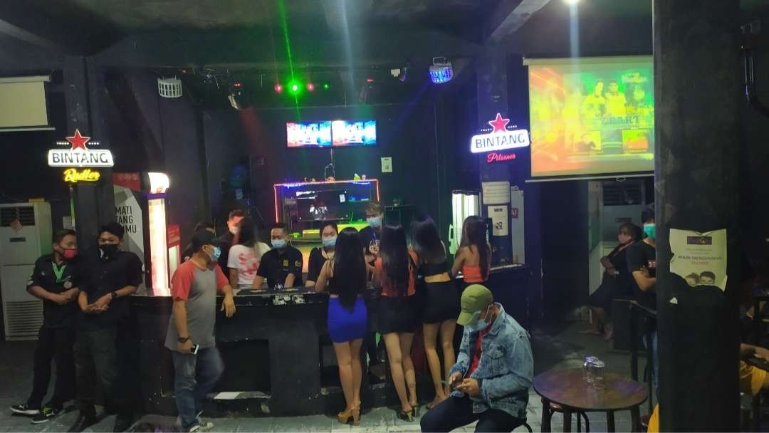 Petugas saat melakukan razia di salah satu tempat karaoke di Kota Mojokerto.(Foto Dok. Ngopibareng)