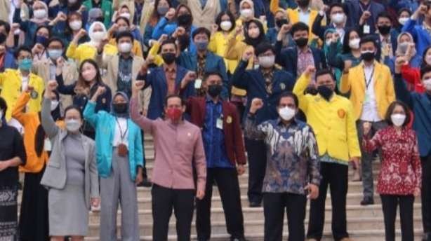 Mendikbud saat mengantarkan mahasiswa magang di Rumah Rakyat DPR. (Foto: Istimewa)