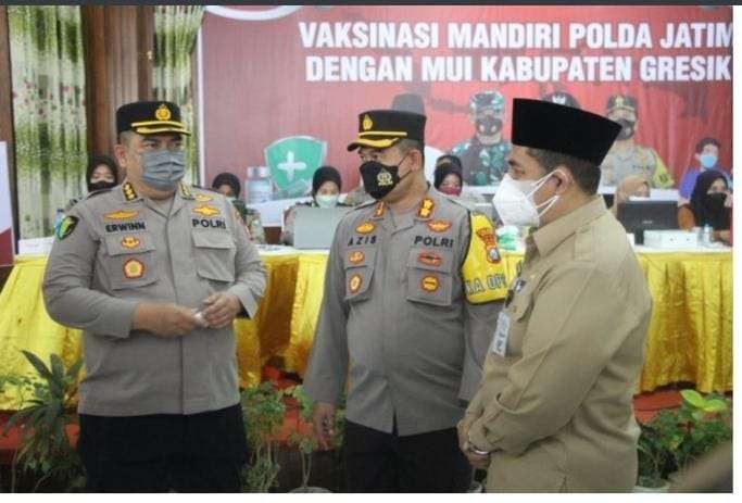 Ketua MUI Kabupaten Gresik, KH Mansoer, bersama tim Polda Jatim. (Foto: Istimewa)