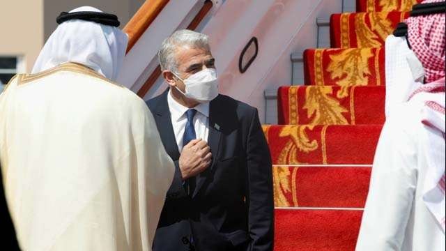 Menteri Luar Negeri Israel Yair Lapid tiba di Bahrain hari Kamis siang, untuk kunjungan resmi pertama sejak negara Teluk itu menormalkan hubungan dengan Israel tahun lalu (Foto:Reuters/Al Jazeera)