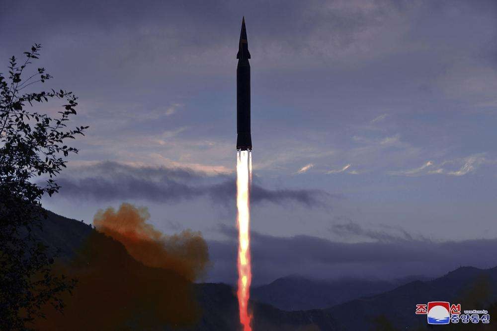 Uji coba rudal Selasa pagi 28 September 2021 menjadi peluncuran ketiga Korea Utara bulan September 2021. (Foto: ap)