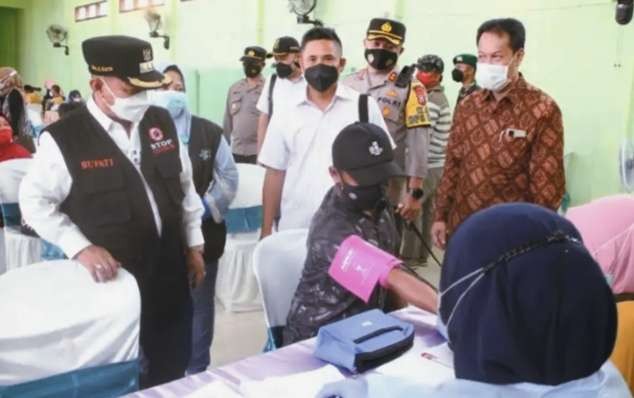 Bupati Karna Suswandi yang juga Ketua Satgas Covid-19 Situbondo turun langsung meninjau vaksinasi di kecamatan-kecamatan. (foto: istimewa).