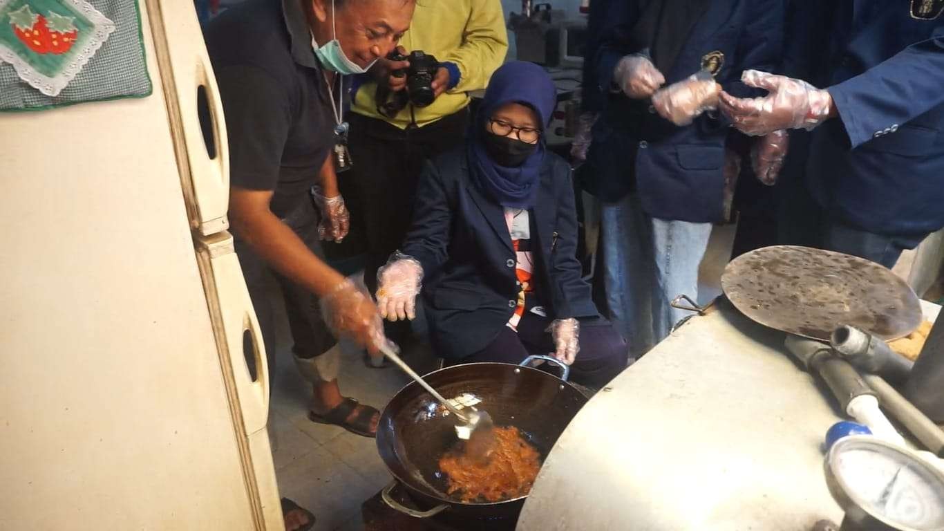 Program Doktor Mengabdi Universitas Brawijaya Malang berinovasi mengolah limbah ikan bandeng menjadi udang dan abon. (Foto: Istimewa)