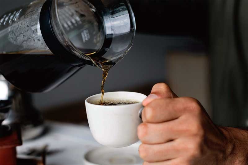 Ilustrasi minum secangkir kopi. (Foto: Istimea)