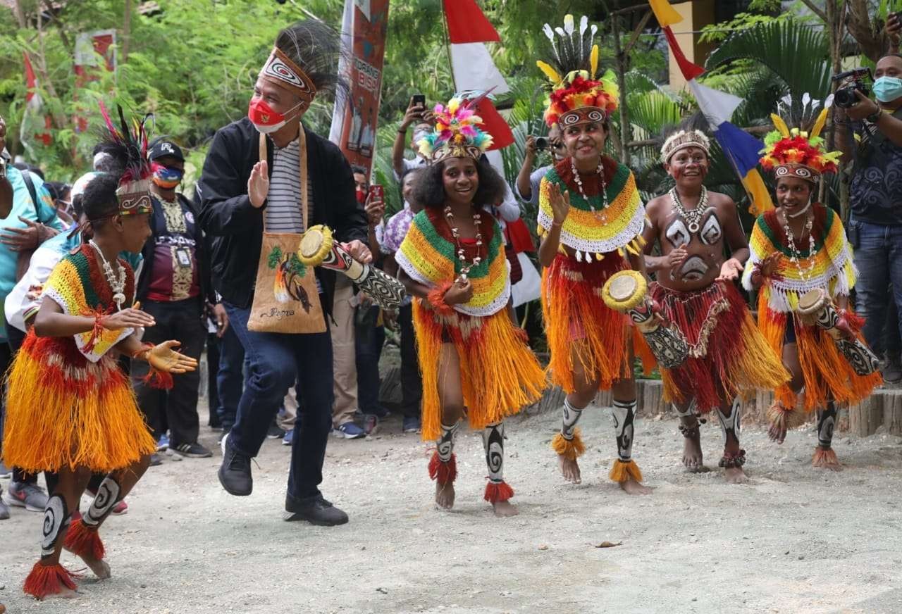 Gubernur Ganjar bersama anak-anak Papua menari Burure bersama. (Foto: Dok Jateng)