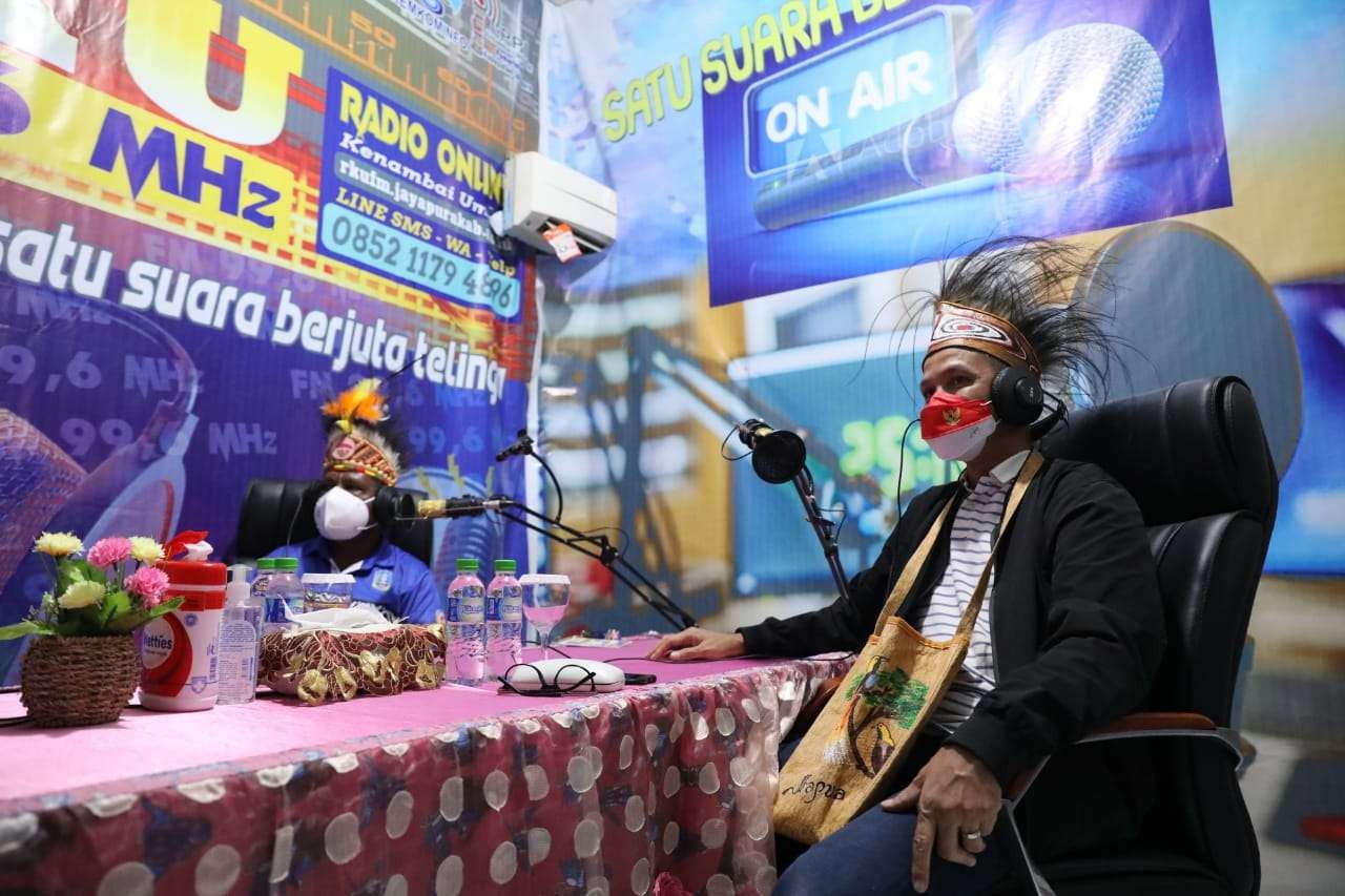 Gubernur Ganjar berdialog dengan kru radio Kunambai Umbai. (Foto: Dok Jateng)