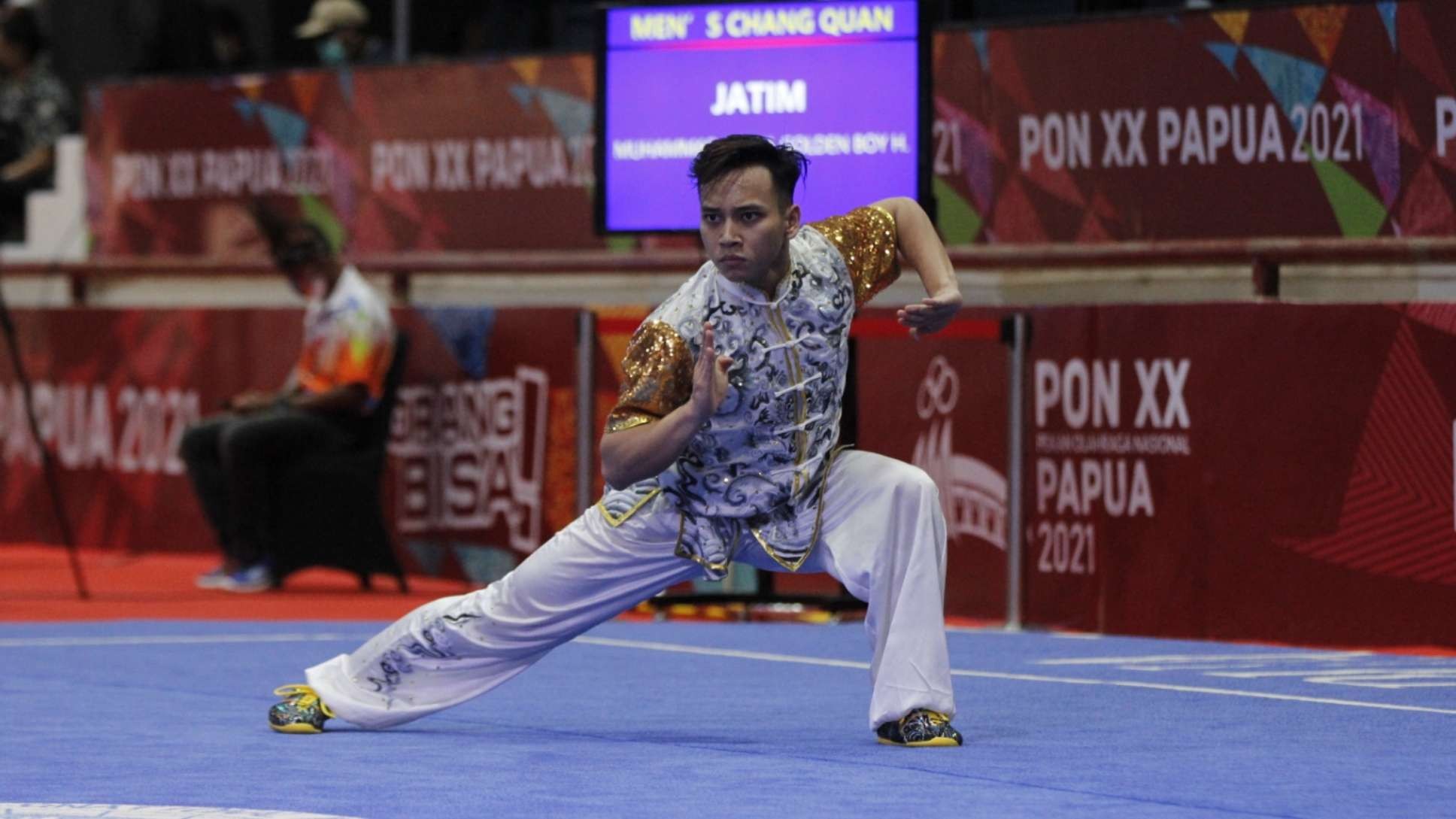 Atlet Wushu Jatim, Muhammad Daffa Golden Boy saat tampil di PON XX 2020 Papua di GOR Futsal Dispora, Merauke. (Foto: Fariz Yarbo/Ngopibareng.id)