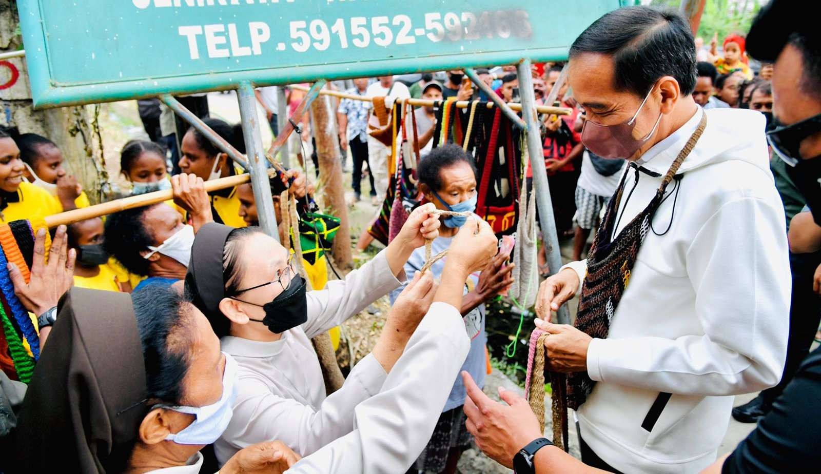 Presiden Jokowi belanja tas noken di pinggir jalan Sentai Jaya Pura (foto:: Setpres)