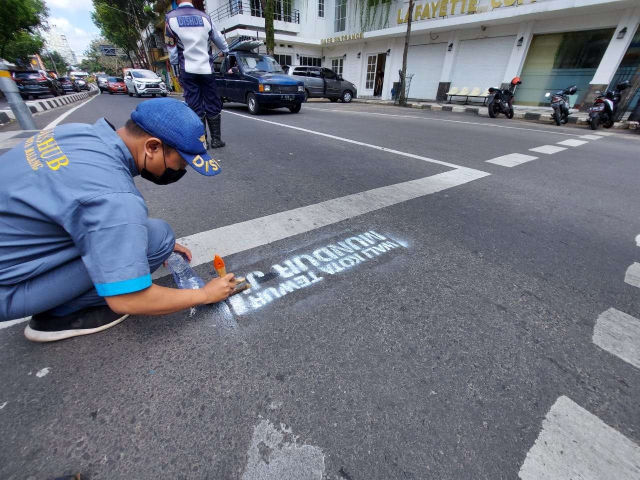 Salah satu tulisan yang berisi tuntutan Walikota Malang untuk mundur di ruas Jalan Simpang Rajabally, Kota Malang (Foto: Lalu Theo/ngopibareng.id)