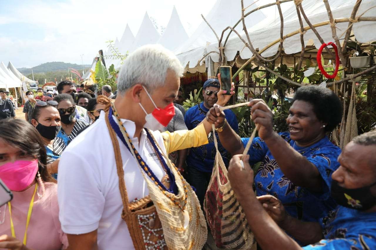 Gubernur Jawa Tengah, Ganjar Pranowo saat membeli tas noken khas Papua