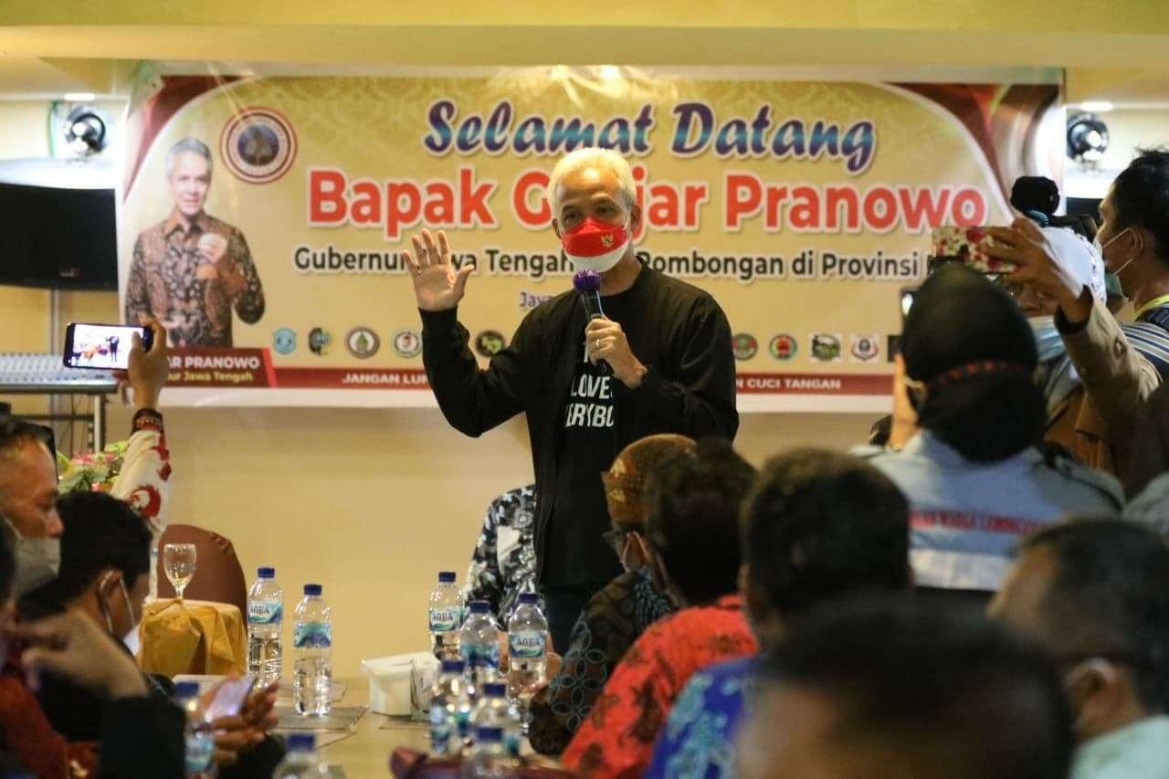 Gubernur Jawa Tengah, Ganjar Pranowo bertemu dengan warga Jawa dan Madura yang merantau di Papua. (Foto: Ist)