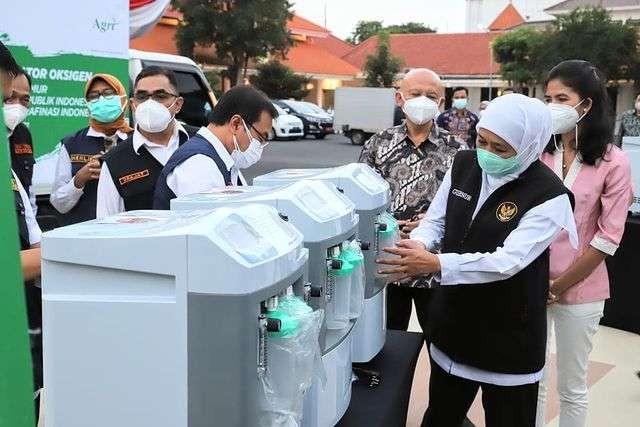 Gubernur Khofifah saat akan mngirimkan oksigen konsentrator untuk PON XX Papua. (Foto: Dok Jatim)
