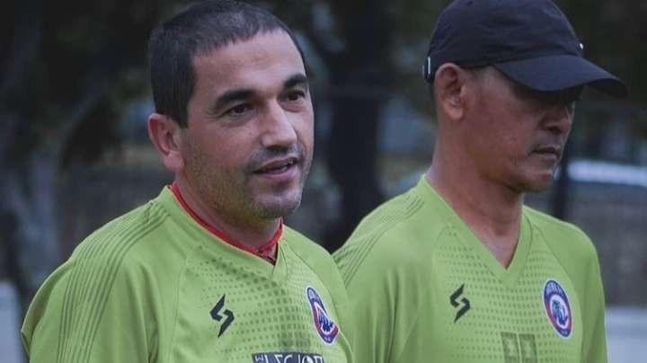 Pelatih Kepala Arema FC, Eduardo Almeida saat memimpin sesi latihan. (Foto: Instagram/@aremafcofficial)