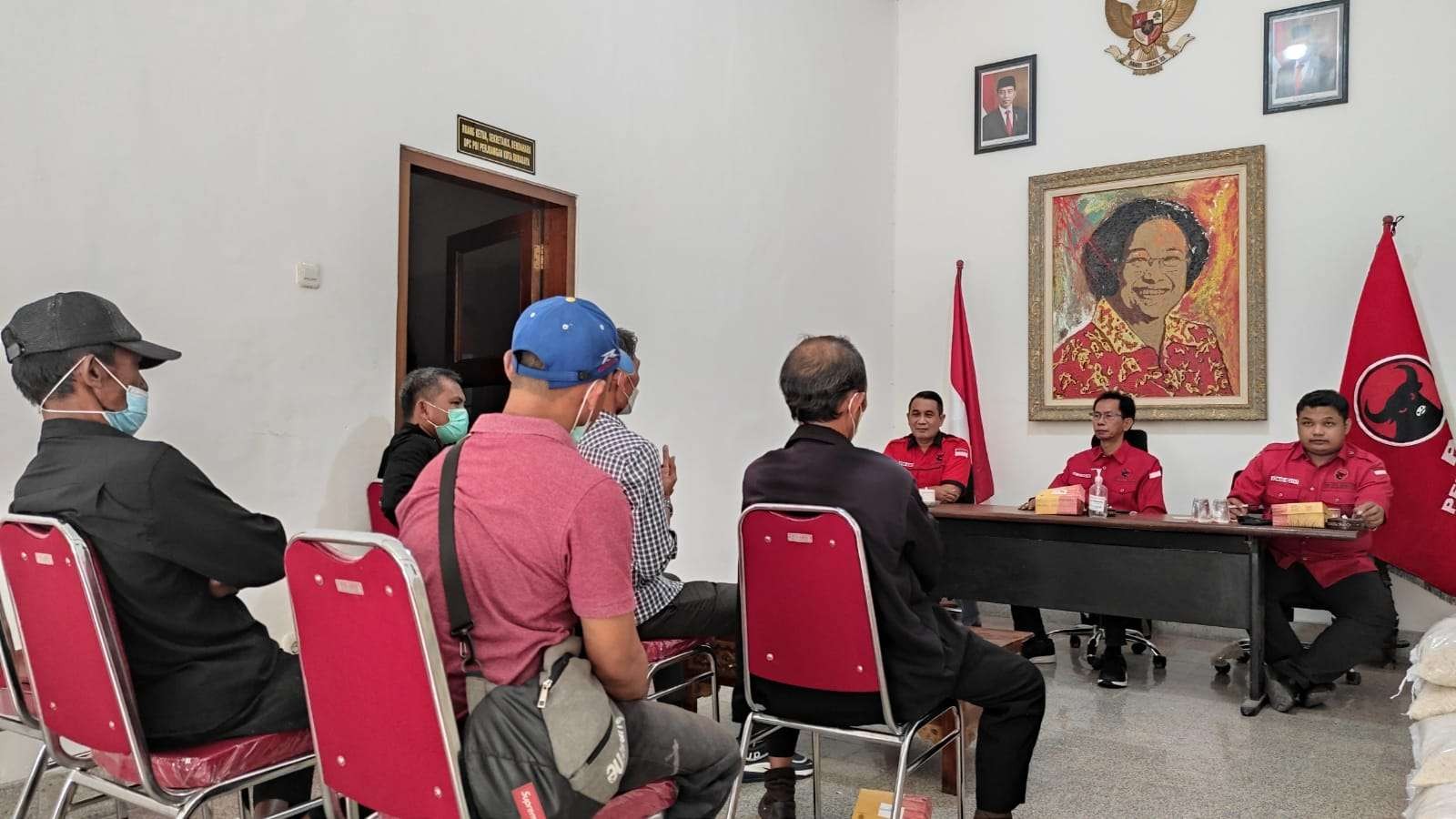 Pengurus Kontak Tani Nelayan Andalan (KTNA) Kota Surabaya curhat kepada DPC PDIP Kota Surabaya. (Foto: PDIP Surabaya untuk Ngopibareng.id)