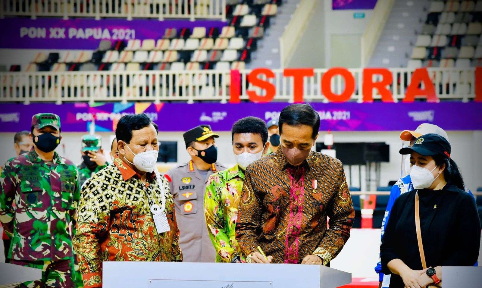 Presiden Jokowi menandatangani prasasti di Istora Papua Bangkit. (Foto: Setpres)
