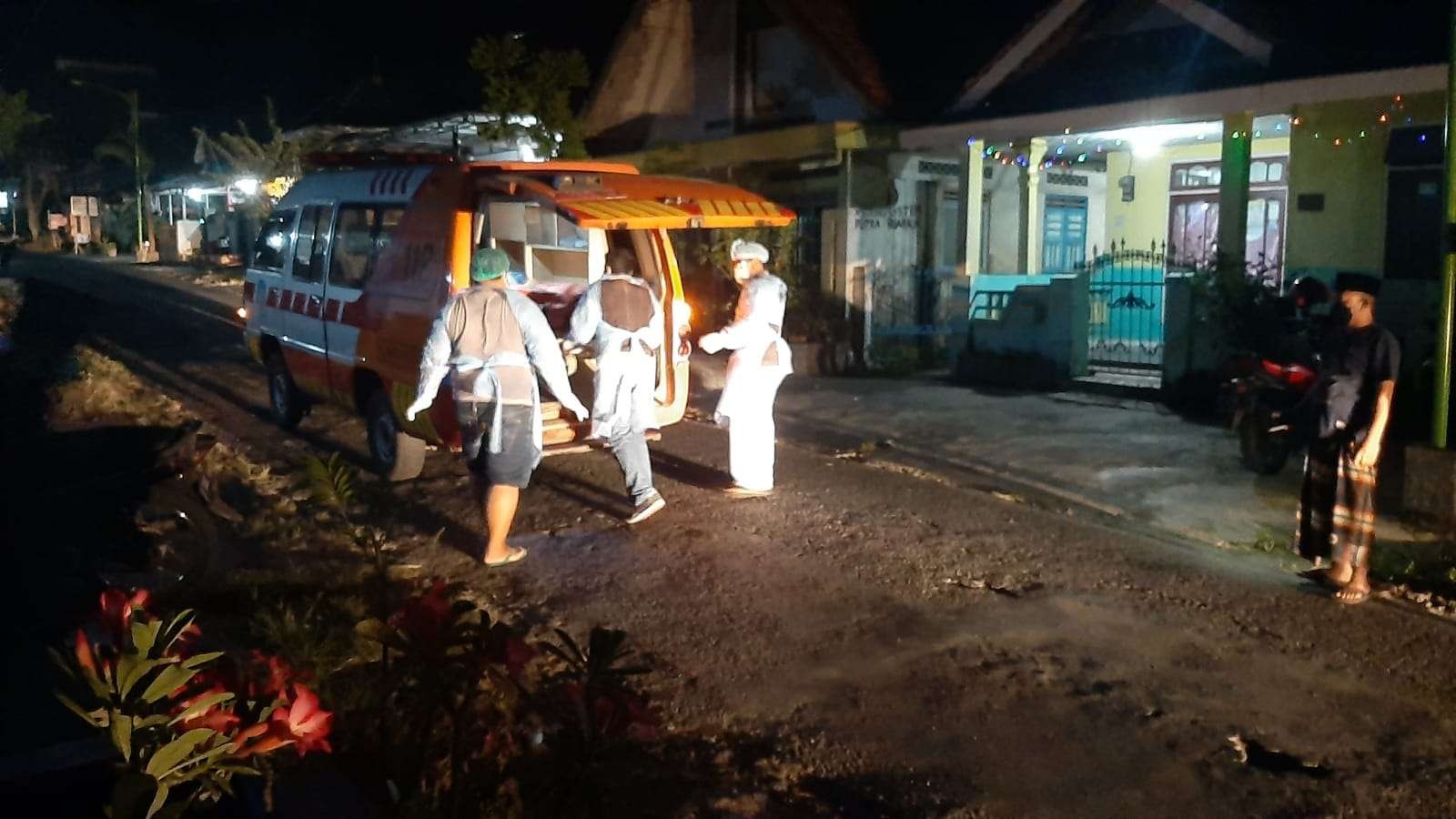 Jenazah korban dievakuasi menuju RSUD Blambangan. (Foto: Istimewa)