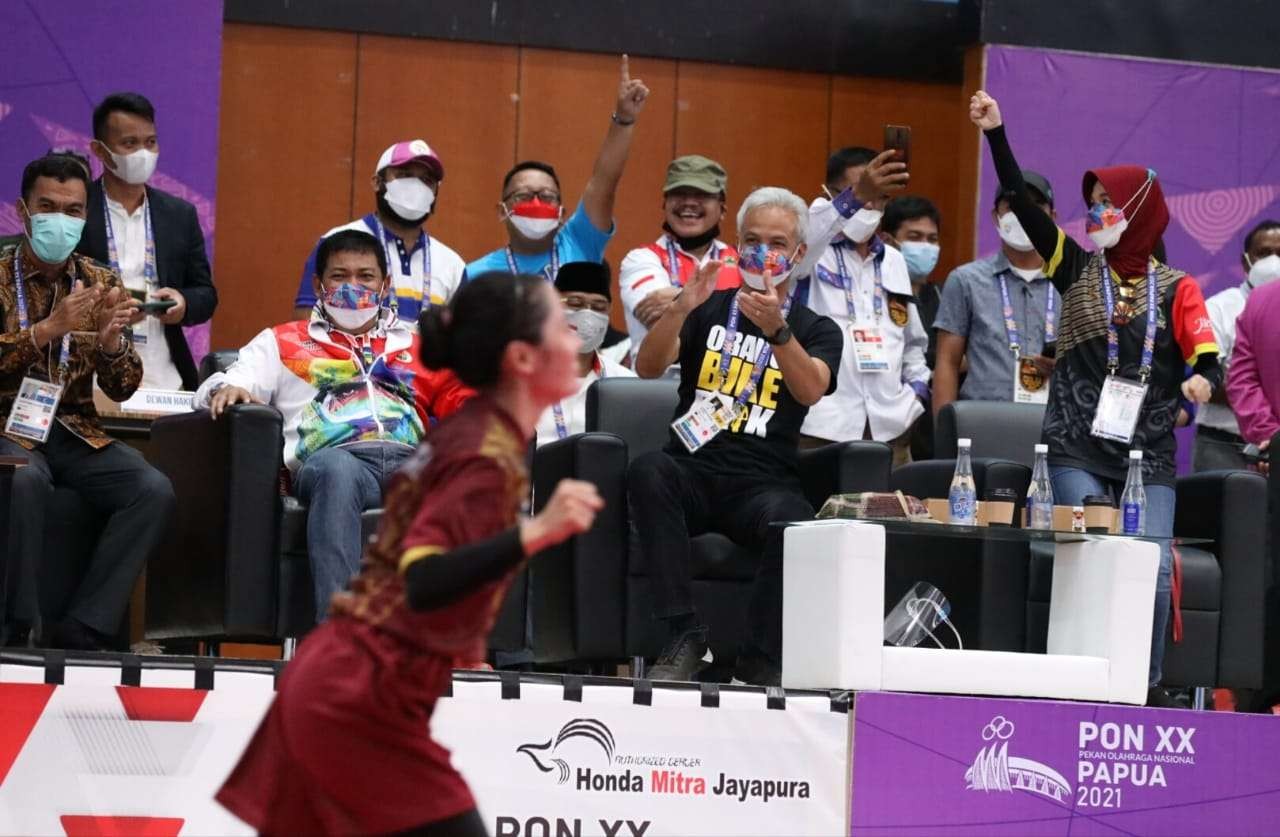 Ganjar hadir di tribun PON XX memberikan semangat kepada tim sepak takraw putri Jateng. (Foto: Dok Jateng)
