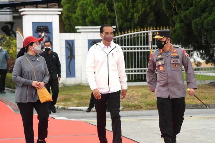 Presiden Joko Widodo (tengah) bertolak ke Kabupaten Merauke, Papua, Minggu (3/10/2021), untuk meresmikan sejumlah infrastruktur dan meninjau vaksinasi COVID-19. (Foto: Antara/HO-Biro Pers Sekretariat Presiden/Lukas)