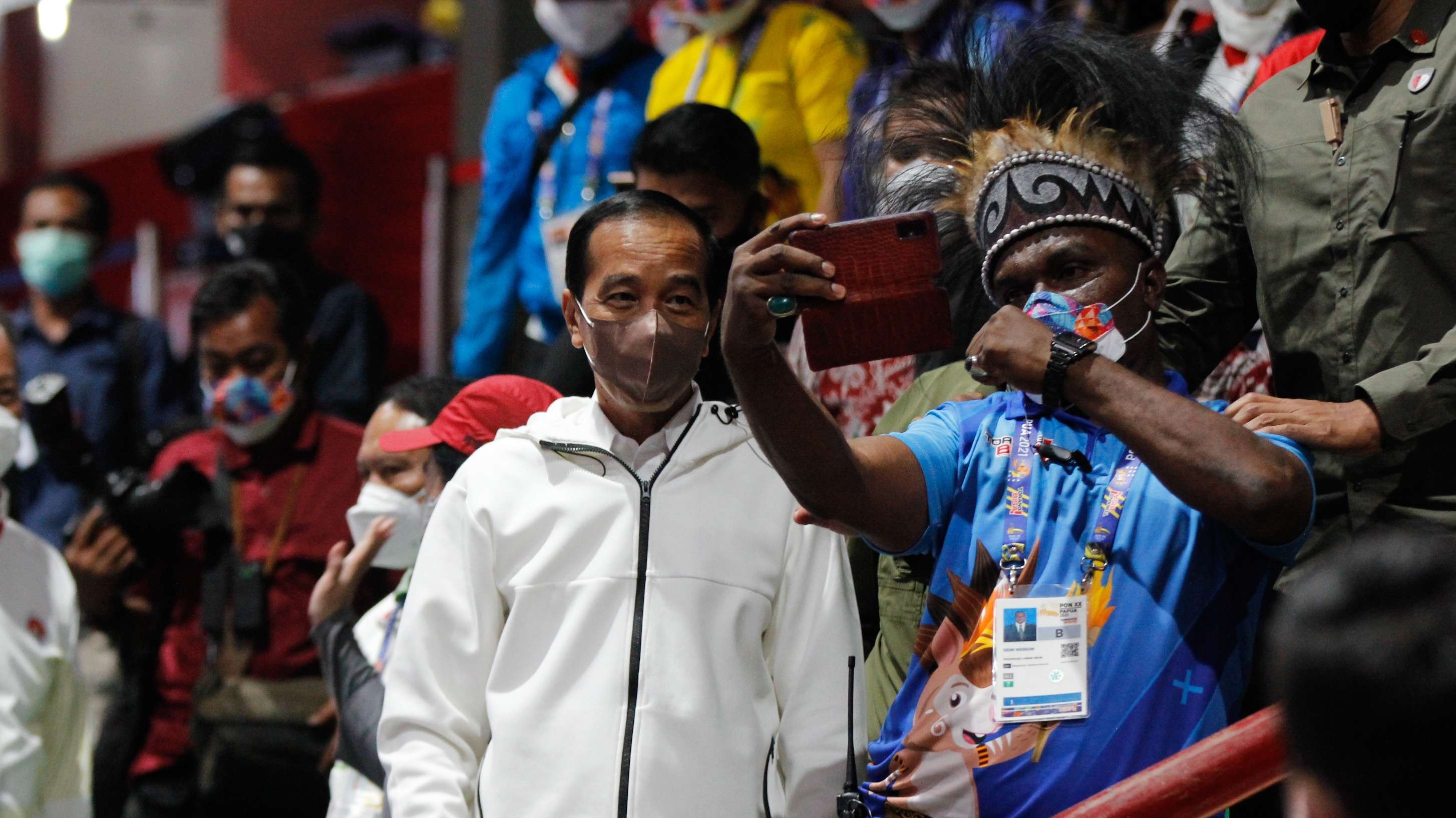 Presiden Republik Indonesia, Joko Widodo melayani permintaan foto bareng penonton di venue Wushu di GOR Futsal Dispora, Merauke, Minggu 3 September 2021. (Foto: Fariz Yarbo/Ngopibareng.id)