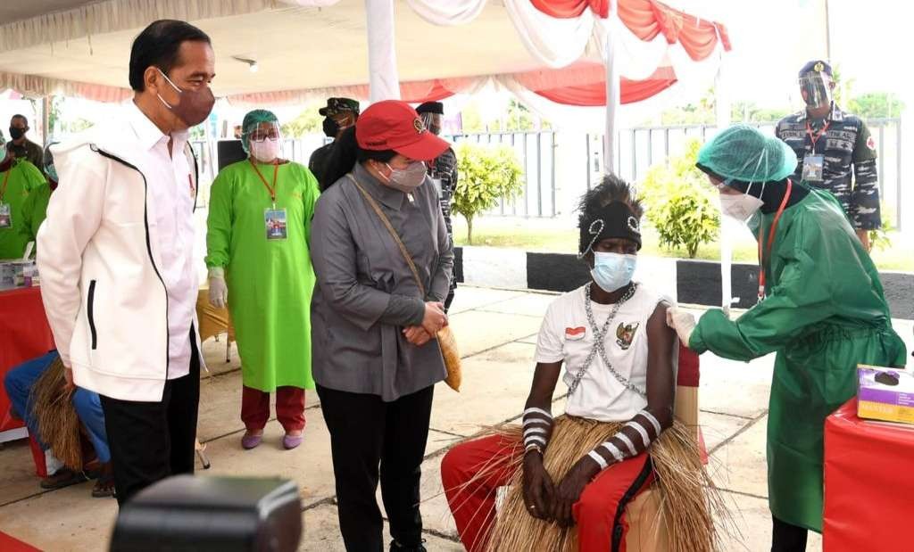 Presiden Jokowi bersama Ketua DPR Puan Maharani meninjau vaksinasi di Merauke (Foto: Setpres)