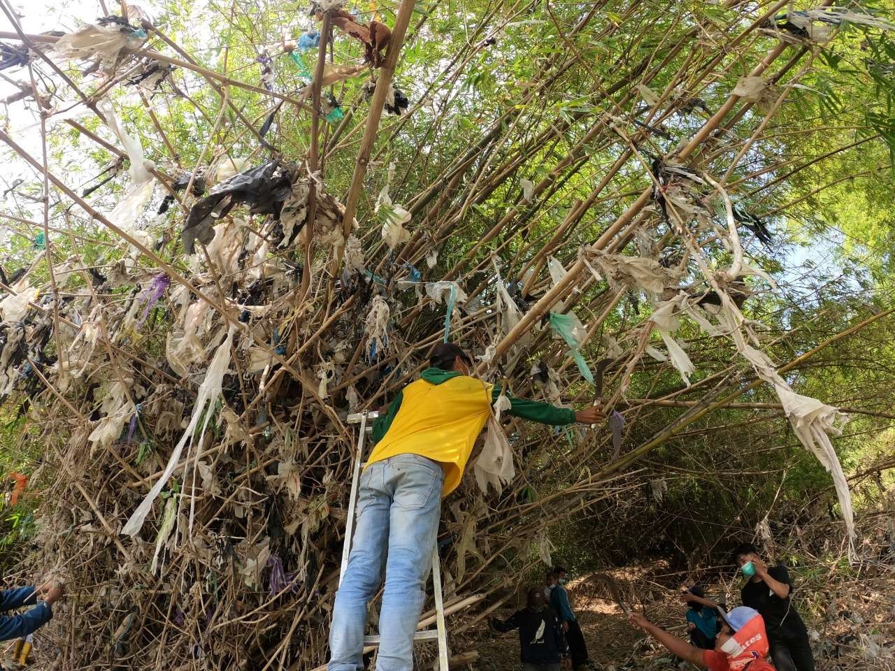 Relawan Sungai Nusantara kerja bakti bersihkan sungai dari sampah plastik. (Foto: Ecoton)
