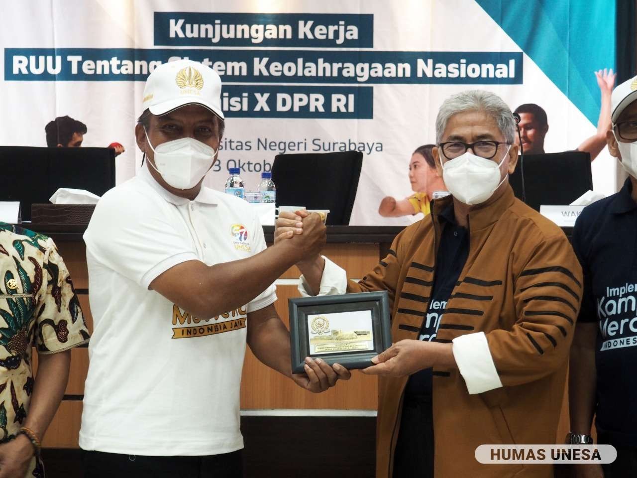 Rektor Unesa, Prof Nurhasan bersama perwakilan komisi X DPR RI saat membahas usulan RUU tentang olahraga. (Foto: humas Unesa)